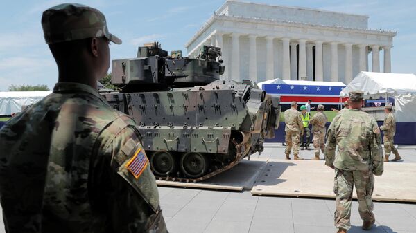 Расстановка бронемашин Брэдли накануне военного парада в Вашингтоне. 3 июля 2019 