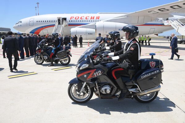 Перед началом церемонии встречи президента РФ Владимира Путина в аэропорту Фьюмичино города Рима