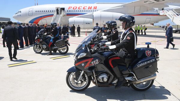 Перед началом церемонии встречи президента РФ Владимира Путина в аэропорту Фьюмичино города Рима