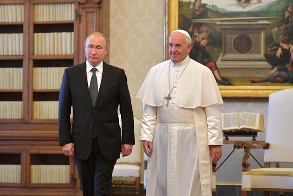 резидент РФ Владимир Путин и Папа Римский Франциск во время встречи в Малом тронном зале Апостольского дворца в Ватикан 
