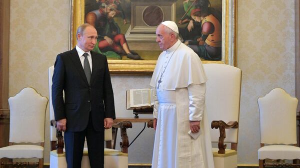Президент РФ Владимир Путин и Папа Римский Франциск во время встречи в Малом тронном зале Апостольского дворца в Ватикане