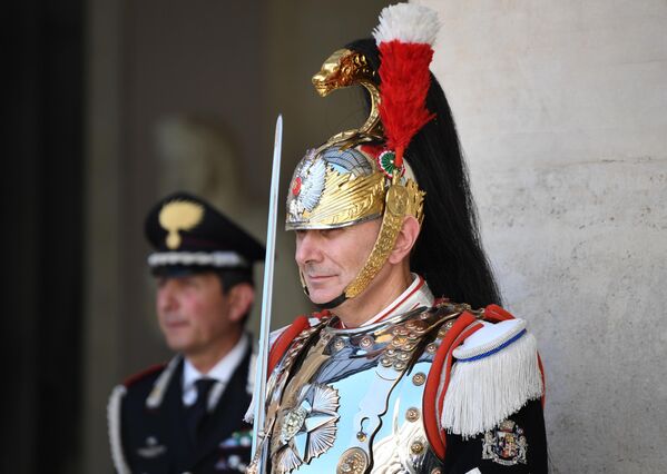 Почетный караул перед началом церемонии официальной встречи президента РФ Владимира Путина президентом Итальянской Республики Серджо Маттареллой в Риме