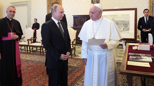 Президент РФ Владимир Путин и Папа Римский Франциск во время обмена подарками в Апостольской библиотеке в Ватикане