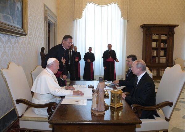 Президент РФ Владимир Путин и Папа Римский Франциск во время беседы в Апостольской библиотеке в Ватикане