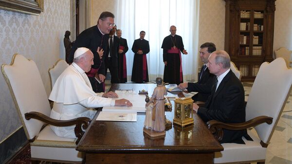 Президент РФ Владимир Путин и Папа Римский Франциск во время беседы в Апостольской библиотеке в Ватикане