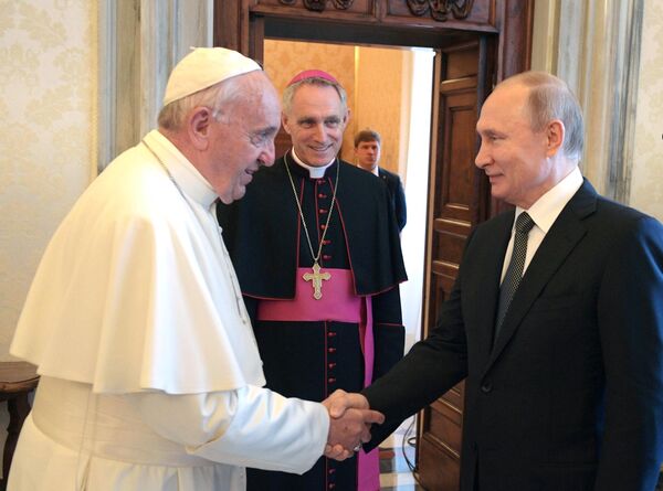 Президент РФ Владимир Путин и папа римский Франциск во время встречи в Малом тронном зале Апостольского дворца в Ватикане 
