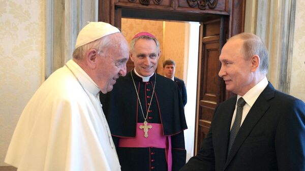 Президент РФ Владимир Путин и Папа Римский Франциск во время встречи в Малом тронном зале Апостольского дворца в Ватикане 