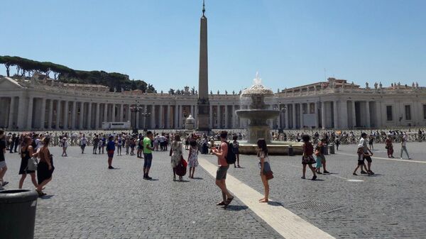 Туристы на главной площади Ватикана.