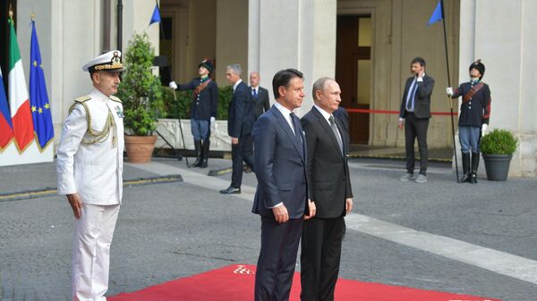 Президент РФ Владимир Путин и председатель Совета министров Италии Джузеппе Конте  на церемонии официальной встречи у дворца Киджи в Риме. 4 июля 2019