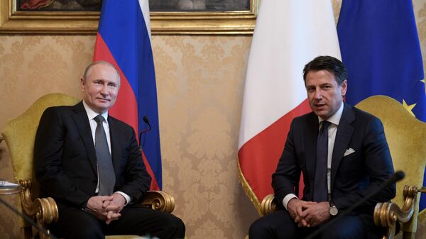 Президент РФ Владимир Путин и председатель Совета министров Италии Джузеппе Конте во время встречи во дворце Киджи в Риме. 4 июля 2019