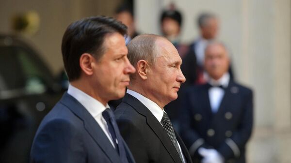 Президент РФ Владимир Путин и председатель Совета министров Италии Джузеппе Конте  на церемонии официальной встречи у дворца Киджи в Риме. 4 июля 2019