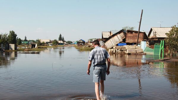 Житель на улице города Тулун в Иркутской области, пострадавшего от паводка. 