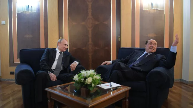 Владимир Путин и председатель партии Вперед, Италия Сильвио Берлусконии во время встречи в павильоне международного аэропорта Фьюмичино в Риме. 5 июля 2019
