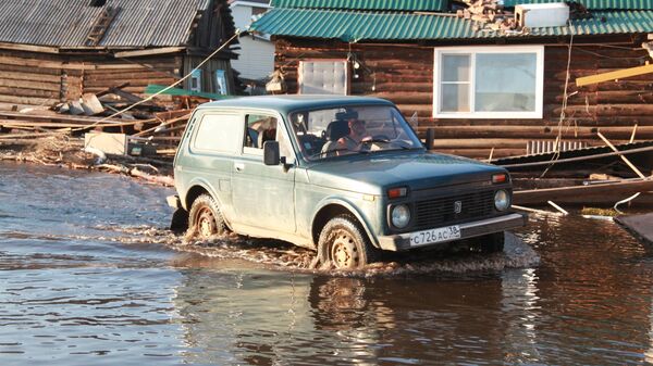 Автомобиль на улице города Тулун в Иркутской области, пострадавшего от паводка