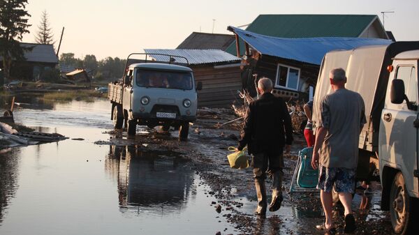Жители в городе Тулун в Иркутской области, пострадавшем от паводк