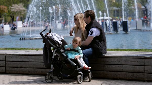 Горожане отдыхают в Центральном парке культуры и отдыха имени Горького в Москве