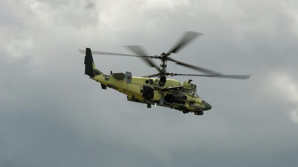 Ударно-разведывательный вертолет Ка-52 в полете