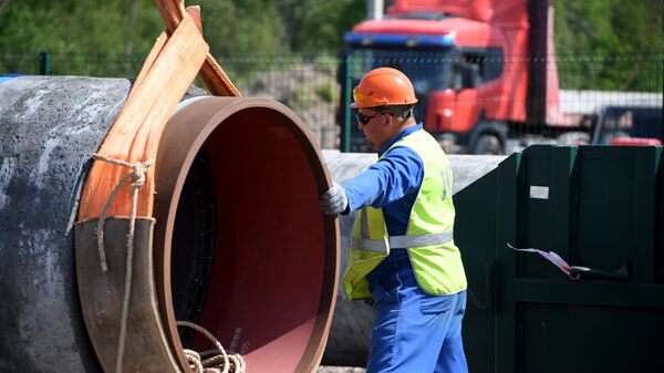 Рабочий на участке строительства газопровода Северный поток-2 в Ленинградской области