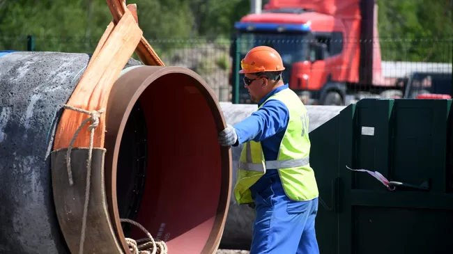 Рабочий на участке строительства газопровода Северный поток-2 в Ленинградской области