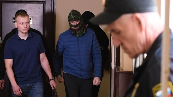 Задержанный Федеральной службой безопасности подозреваемый в государственной измене россиянин Александр Воробьев (второй слева) в Лефортовском суде Москвы