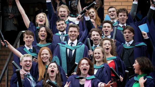 Звезда Игры престолов Ричард Мэдден (в центре) после получения почетной докторской степени в Королевской консерватории Шотландии в Глазго. 4 июля 2019