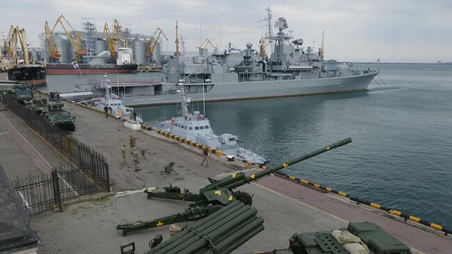 Украинский фрегат Гетман Сагайдачный в морском порту Одессы. 5 июля 2019