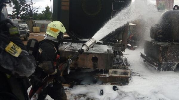 Сотрудники МЧС во время ликвидации пожара на АЗС около ТРЦ Новомосковский. 5 июля 2019