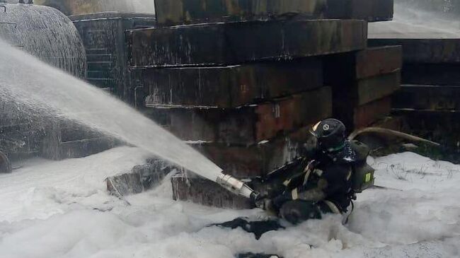 Сотрудники МЧС во время ликвидации пожара на АЗС около ТРЦ Новомосковский. 5 июля 2019