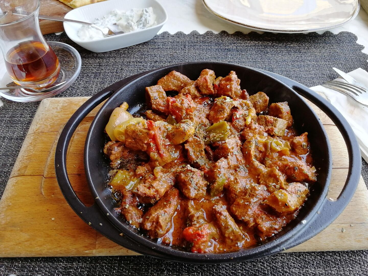 Мясо по-турецки — тушенное в собственном жире с овощами