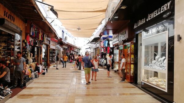 Бодрум, торговая улица в центре закрыта тканью от солнечных лучей