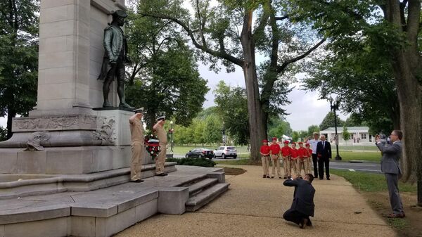 Российские дипломаты возлагают цветы к памятнику адмиралу Джону Полу Джонсу в Вашингтоне. 5 июля 2019