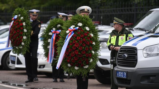 Люди у входа на Серафимовское кладбище в Санкт-Петербурге, где прошли похороны подводников, погибших на глубоководном аппарате в Баренцевом море