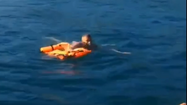 Спасение пассажиров затонувшего в Черном море катера попало на видео