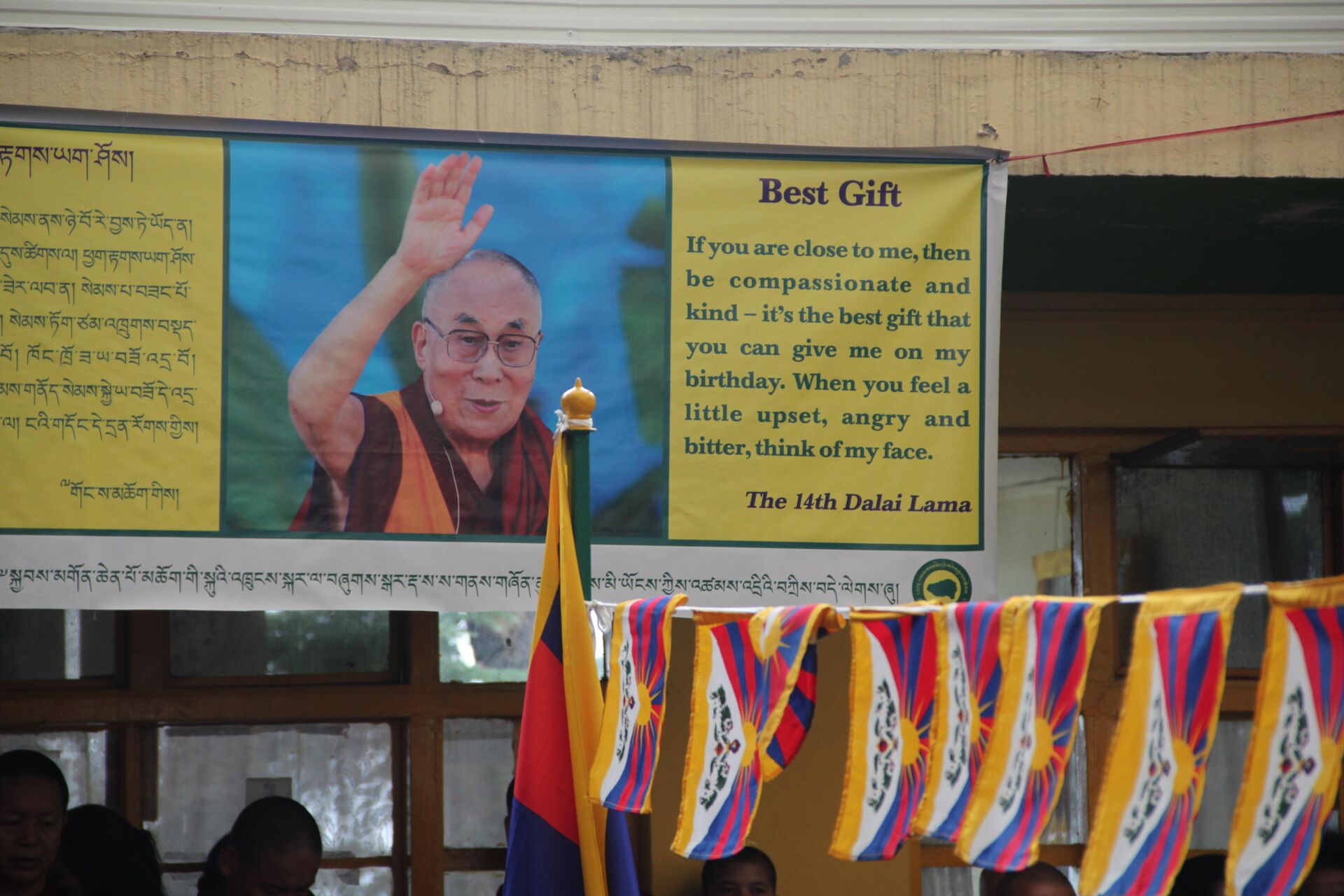 Плакат во дворе главного буддийского храма Дхарамсалы с изображением Далай-ламы и его словами о лучшем подарке - РИА Новости, 1920, 02.07.2021