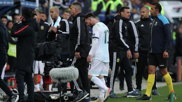 Форвард сборной Аргентины Лионель Месси после удаления в матче с Чили