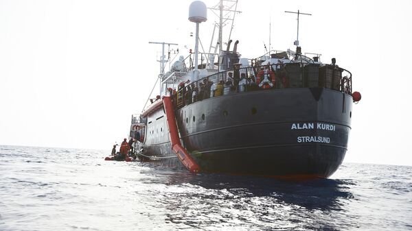 Cудно Алан Курди во время операции по спасению 65 человек с резиновой лодки в международных водах у побережья Ливии