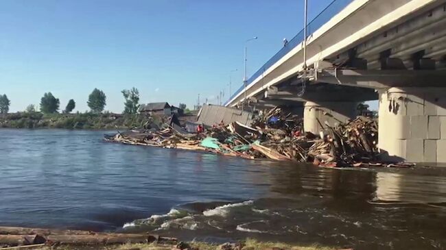 Завалы у моста через федеральную трассу Сибирь в городе Тулун Иркутской области после паводка