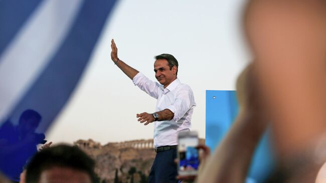 Лидер консервативной партии Новая демократия Кириакос Мицотакис во время предвыборного митинга в Афинах