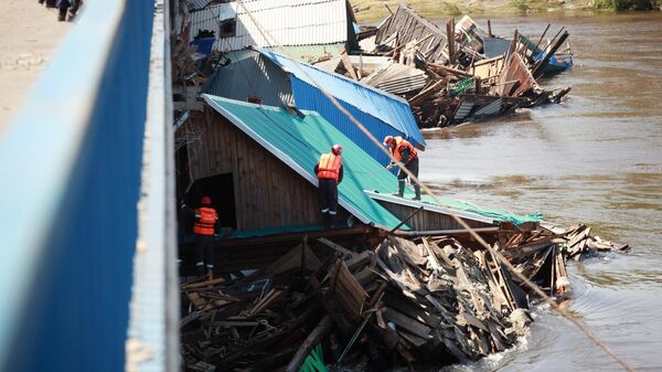 Сотрудники дорожно-эксплуатационного предприятия занимаются аварийно-восстановительными работами в городе Тулуне Иркутской области