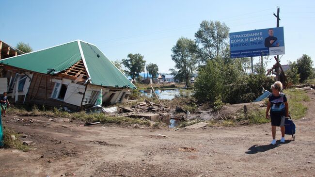 Женщина около разрушенного дома в городе Тулуне Иркутской области. 5 июля 2019