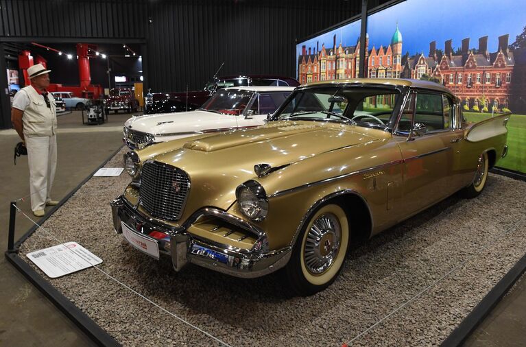 Посетитель около автомобиля Studebaker Golden Hawk (США) во время открытия самого большого в России автомузея Моторы Октября