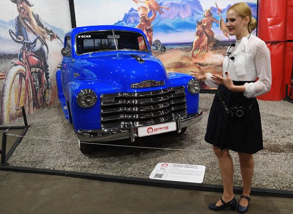 Сотрудница музея возле автомобиля Chevrolet 3100 pick up (США) во время открытия самого большого в России автомузея Моторы Октября