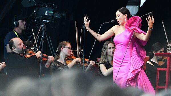Оперная певица Аида Гарифуллина во время выступления на фестивале SPIEF Music Fest От классики до рока