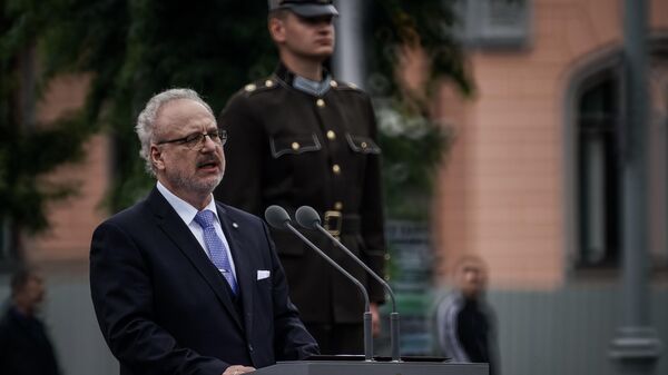 Президент Латвии Эгилс Левитс выступает перед жителями перед церемонией возложения цветов к памятнику Свободы в день своей инаугурации