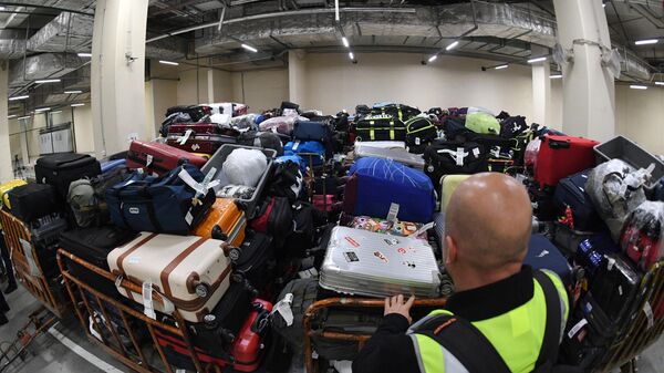 Чемоданы и сумки пассажиров в багажном отделении международного аэропорта Шереметьево в Москве