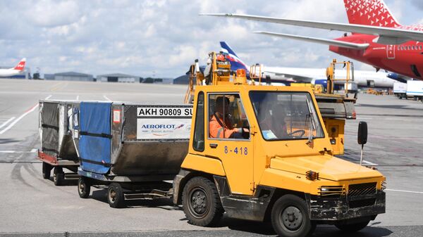 Тягач для доставки багажа на летном поле международного аэропорта Шереметьево в Москве. 8 июля 2019