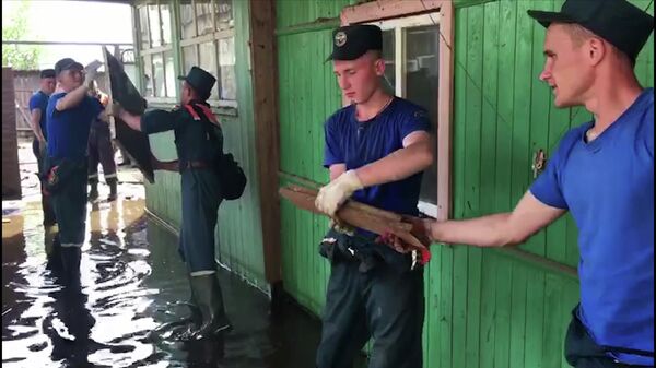Сотрудники МЧС РФ ликвидируют последствия подтопления в Иркутской области. Стоп-кадр с видео, предоставленного МЧС РФ