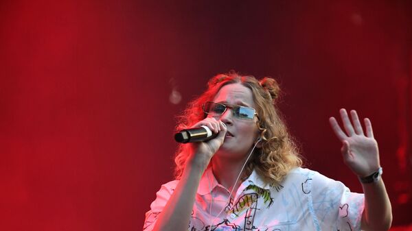 Певица Монеточка выступает на фестивале Боль в культурном центре ЗИЛ в Москве
