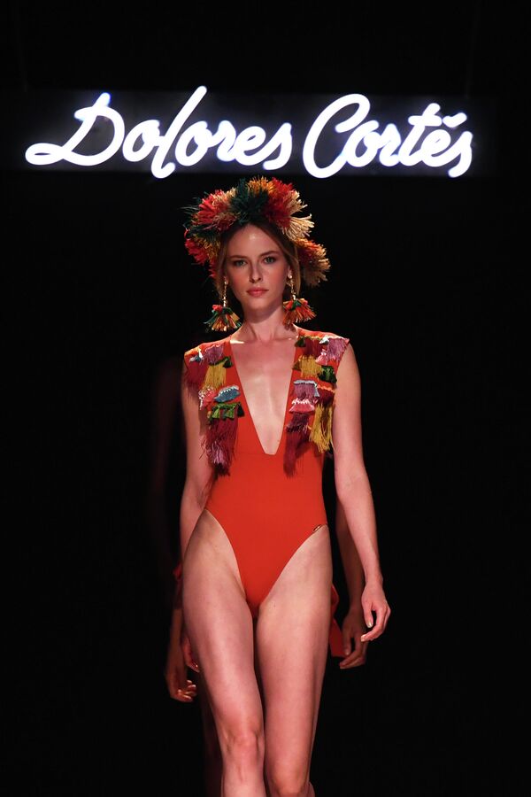 Модель на показе Dolores Cortes в рамках Недели моды Mercedes Benz в Мадриде