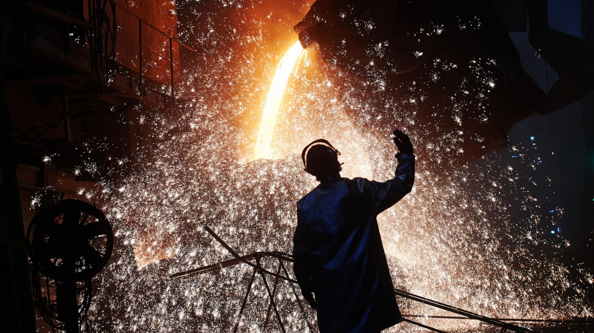 Рабочий в сталеплавильном цехе. Архивное фото - РИА Новости, 1920, 29.01.2023
